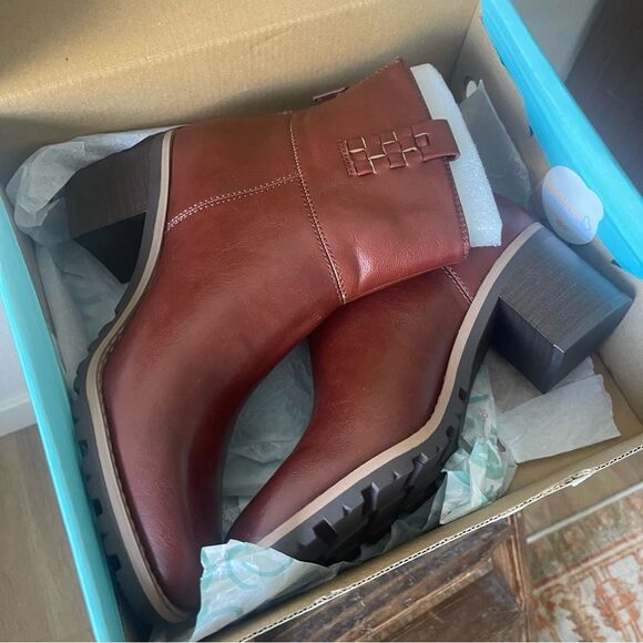 BareTraps Size 9 Brown Heeled Boots with Side Zipper - Picture 4 of 8